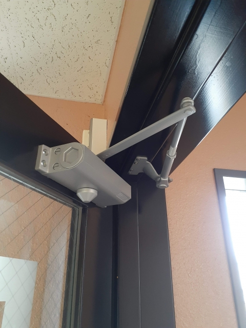 ドアクローザー